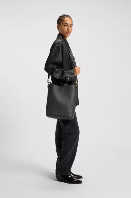 Bucket bag in grained leather