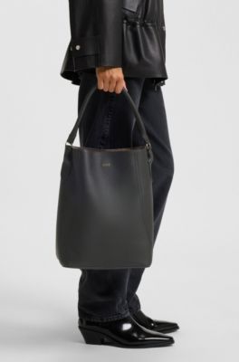 Bucket bag in grained leather, Black