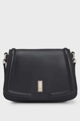 Bolso con solapa Ariell de piel granulada, Negro