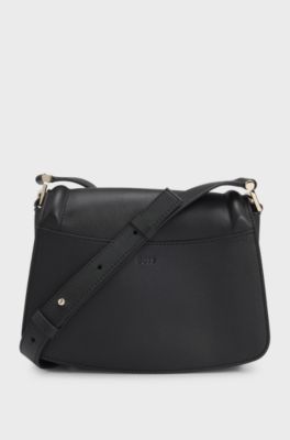 Bolso con solapa Ariell de piel granulada, Negro