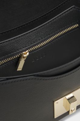 Bolso con solapa Ariell de piel granulada, Negro