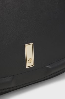 Bolso con solapa Ariell de piel granulada, Negro