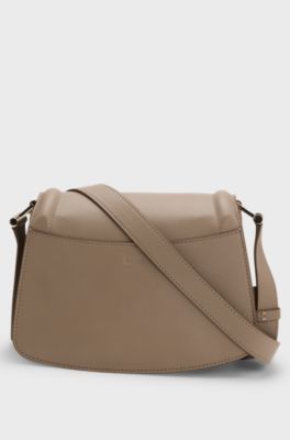 Bolso con solapa Ariell de piel granulada, Beige
