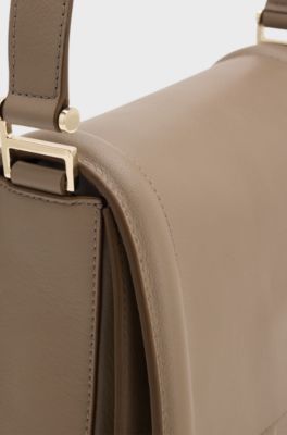 Bolso con solapa Ariell de piel granulada, Beige