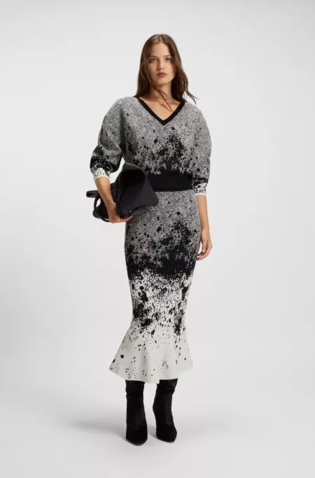 Cropped V-neck sweater in stretch fabric