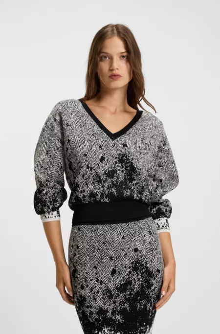 Cropped V-neck sweater in stretch fabric