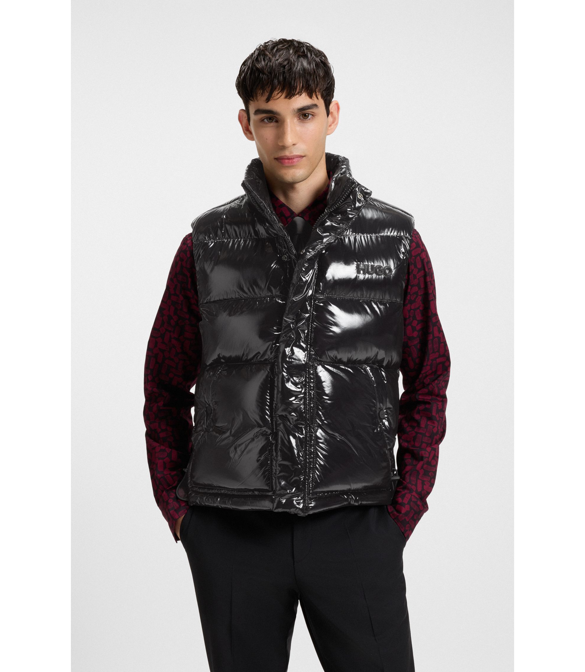 Wasserabweisende Weste aus schimmerndem Gewebe