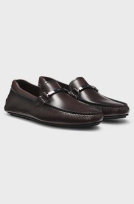 Chaussures driver en cuir nappa avec pi&egrave;ces m&eacute;talliques sigl&eacute;es, Marron fonc&eacute;