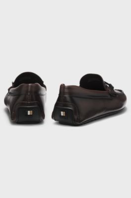 Chaussures driver en cuir nappa avec pi&egrave;ces m&eacute;talliques sigl&eacute;es, Marron fonc&eacute;