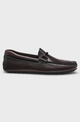 Chaussures driver en cuir nappa avec pi&egrave;ces m&eacute;talliques sigl&eacute;es, Marron fonc&eacute;