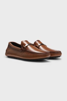 Chaussures driver en cuir nappa avec pi&egrave;ces m&eacute;talliques sigl&eacute;es, Marron