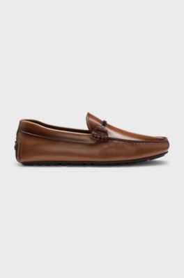 Chaussures driver en cuir nappa avec pi&egrave;ces m&eacute;talliques sigl&eacute;es, Marron