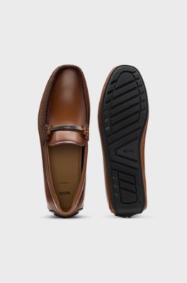 Chaussures driver en cuir nappa avec pi&egrave;ces m&eacute;talliques sigl&eacute;es, Marron