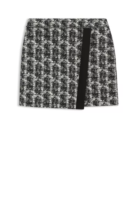 Jupe courte en tweed à motif plumes