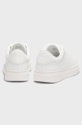 Leren sneakers met reli&euml;flogo&rsquo;s, Wit