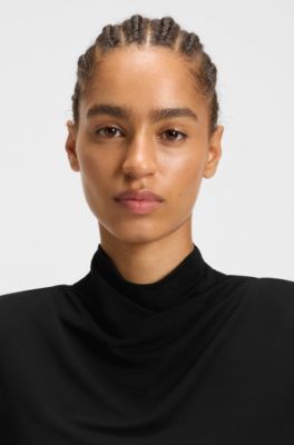 Jersey jurk met veertjes op de pliss&eacute;plooien, Zwart