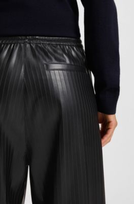 Pantaloni relaxed fit a gamba larga in similpelle a righe, Nero