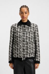 Chaqueta regular fit de tweed con motivo de plumas, Negro estampado