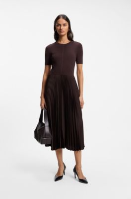 D&eacute;collet&eacute; in pelle con punta affusolata, Nero