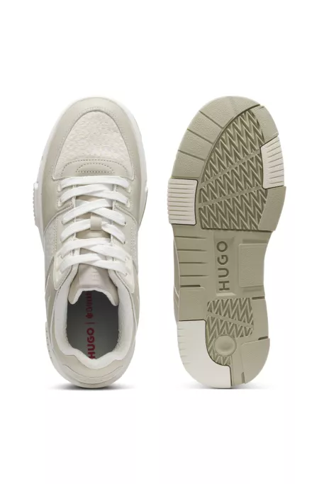 Baskets en similicuir avec détail monogrammé