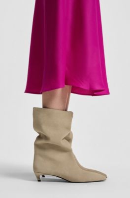 Tubo-Boots aus Veloursleder mit Pfennigabsatz, Hellbeige