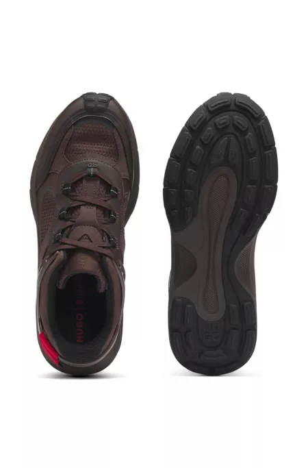 Baskets en mélange de matières avec étiquette logotée dans la couture latérale