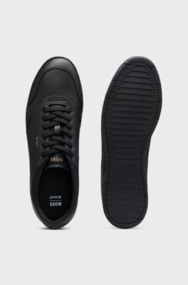 Sapatilhas em pele napa com atacadores com marca em dourado, Black