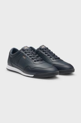 Sneakers i nappa med guldf&auml;rgad logga, M&ouml;rkbl&aring;