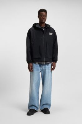 Wasserabweisende Jacke mit Kapuze und Logo-Print, Schwarz