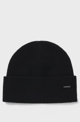 Knitted cashmere beanie with metal logo plaque, Black