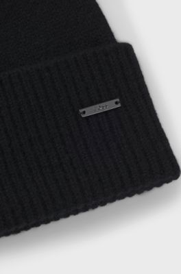 Cashmere beanie hat with logo plaque, Black