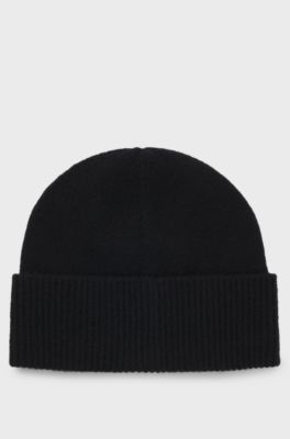 Knitted cashmere beanie with metal logo plaque, Black
