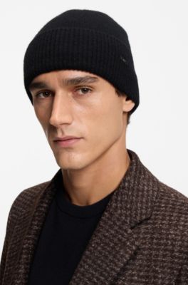 Knitted cashmere beanie with metal logo plaque, Black