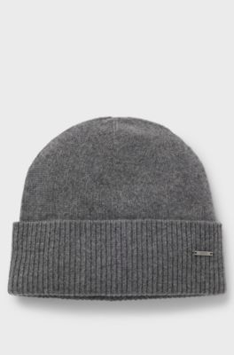 Knitted cashmere beanie with metal logo plaque, Grey