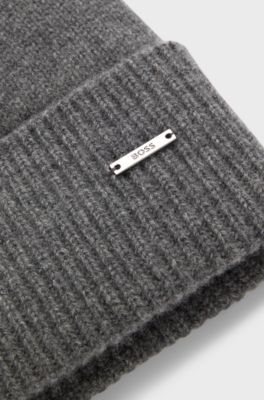 Knitted cashmere beanie with metal logo plaque, Grey
