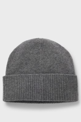 Knitted cashmere beanie with metal logo plaque, Grey