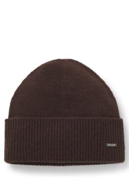 Knitted cashmere beanie with metal logo plaque, Dark Brown