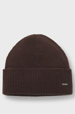 Knitted cashmere beanie with metal logo plaque, Dark Brown