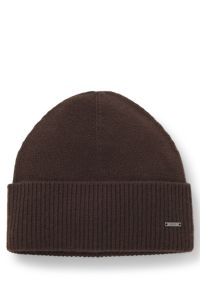 Knitted cashmere beanie with metal logo plaque, Dark Brown