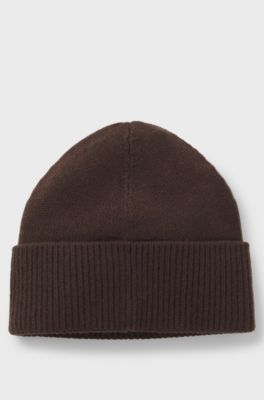 Knitted cashmere beanie with metal logo plaque, Dark Brown