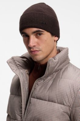 Knitted cashmere beanie with metal logo plaque, Dark Brown