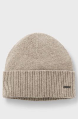 Knitted cashmere beanie with metal logo plaque, Light Brown
