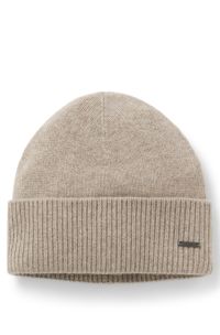 Knitted cashmere beanie with metal logo plaque, Light Brown