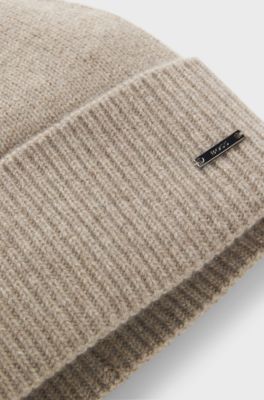 Knitted cashmere beanie with metal logo plaque, Light Brown