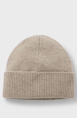 Knitted cashmere beanie with metal logo plaque, Light Brown