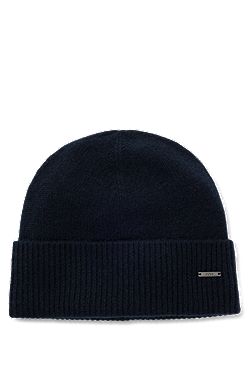 Knitted cashmere beanie with metal logo plaque