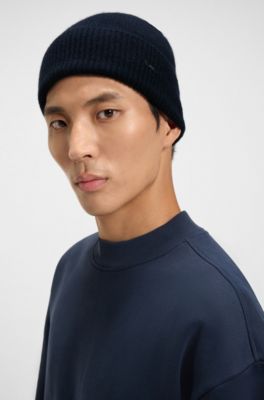 Knitted cashmere beanie with metal logo plaque, Dark Blue