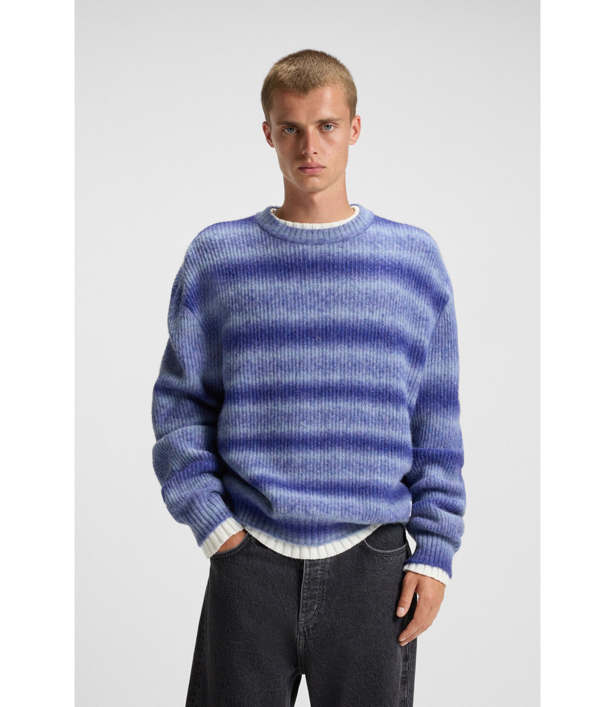 Oversized Pullover mit Ombré-Streifen