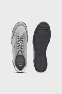 Baskets basses avec du cuir su&eacute;d&eacute; et similicuir, Gris