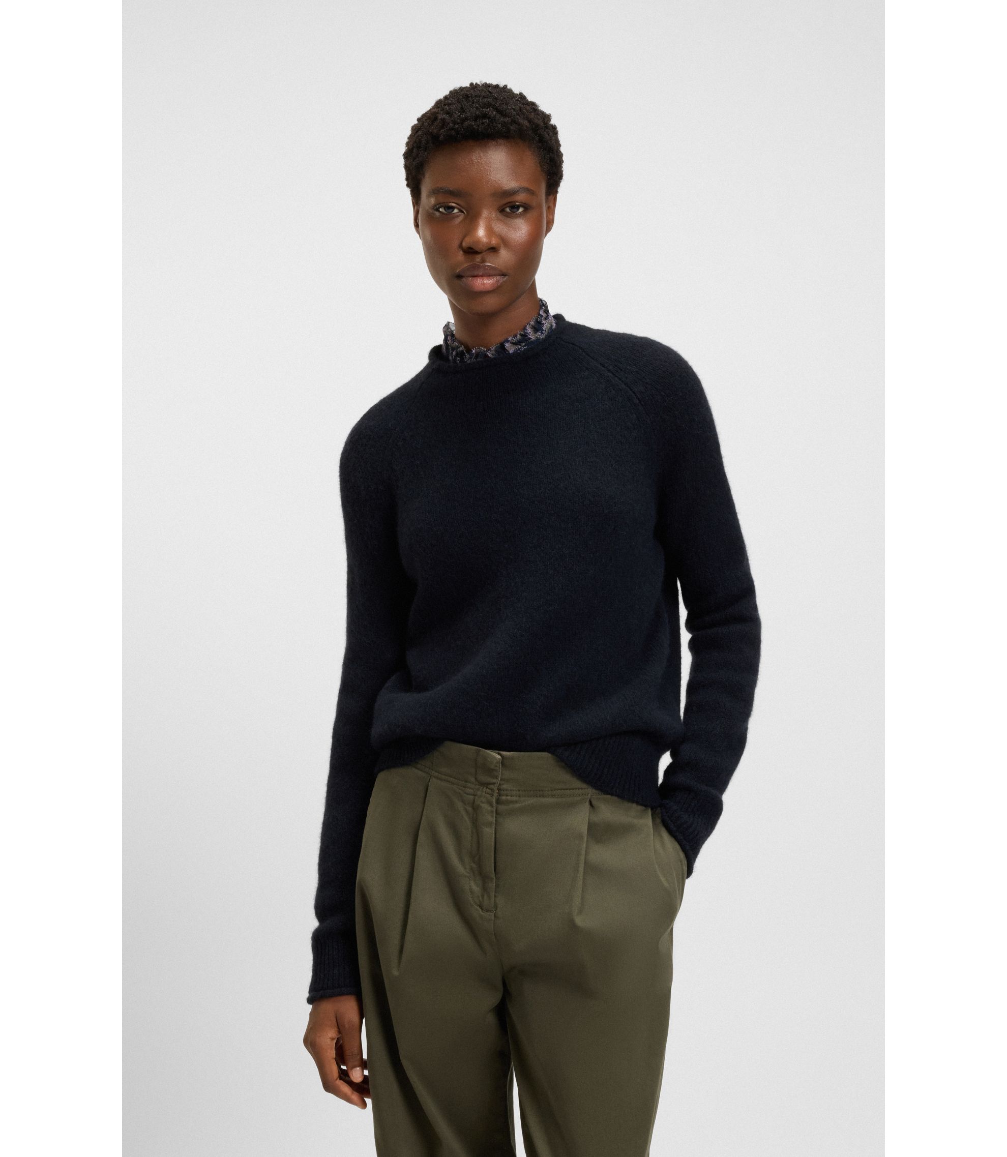 Pullover aus Woll-Mix mit gerolltem Ausschnitt und Ärmelbündchen